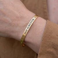 Thumbnail for Bracelet jonc — gros plan sur les détails, or | SKU: 2020s-g