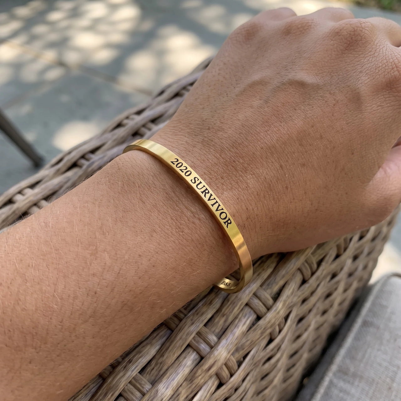 Bracelet message — photo portée, taille réelle, or | SKU: 2020s-g