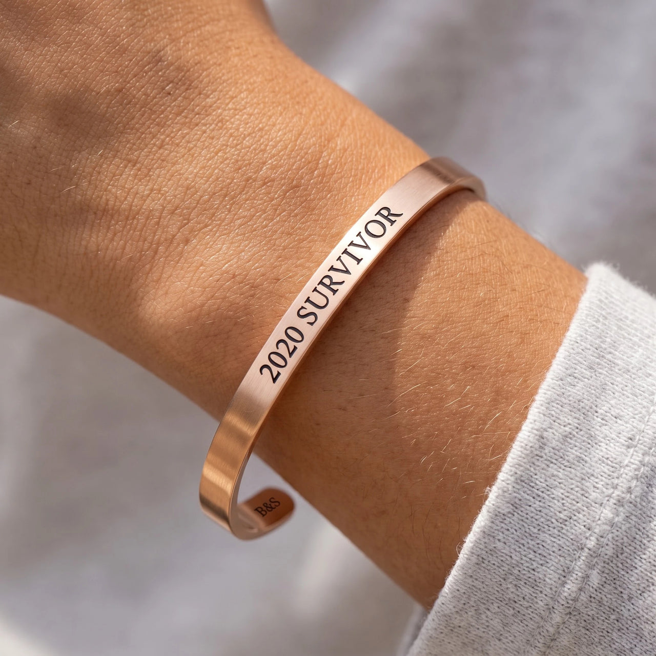 Bracelet jonc — gros plan sur les détails, or rose | SKU: 2020s-rg