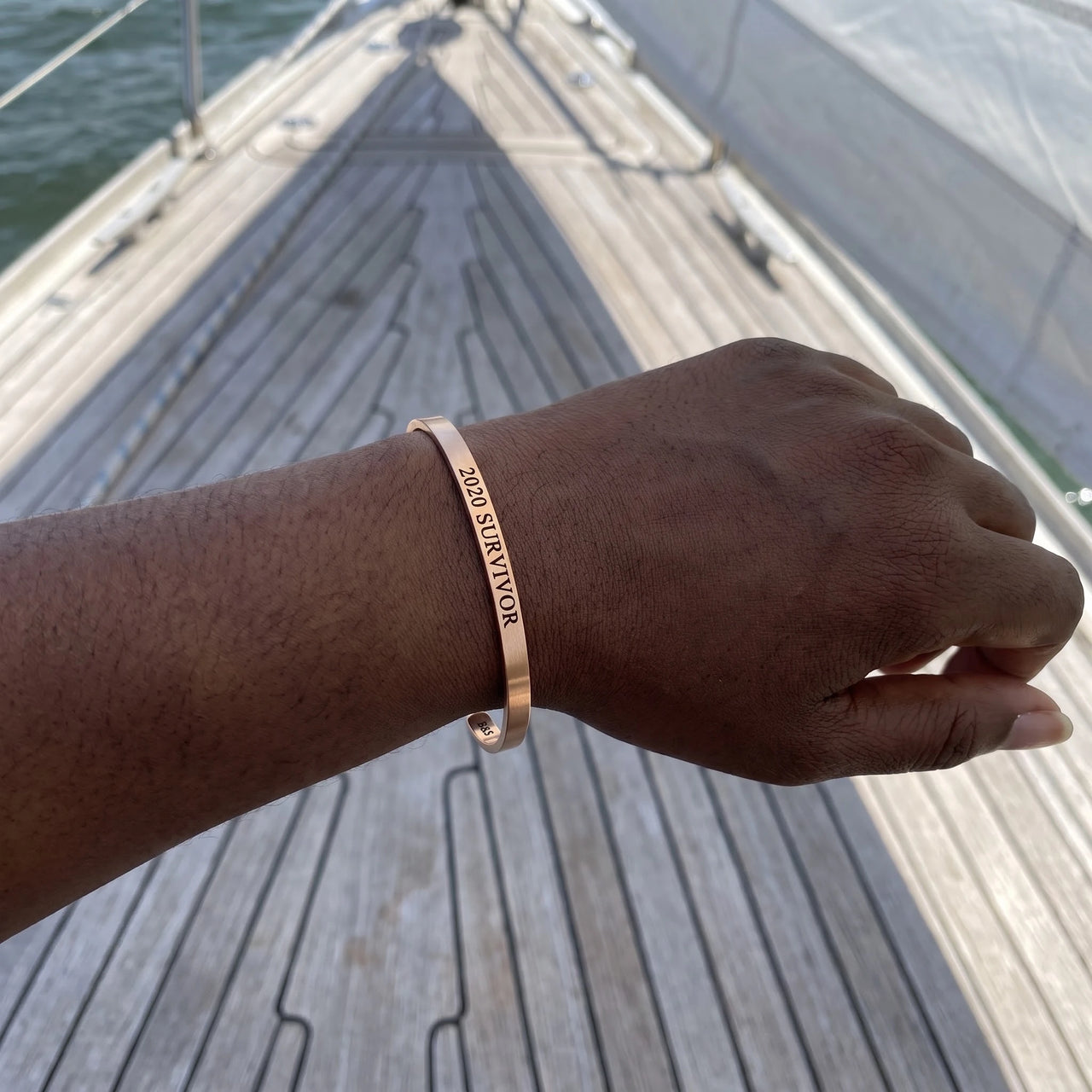 Bracelet gravé — photo portée, taille réelle, or rose | SKU: 2020s-rg