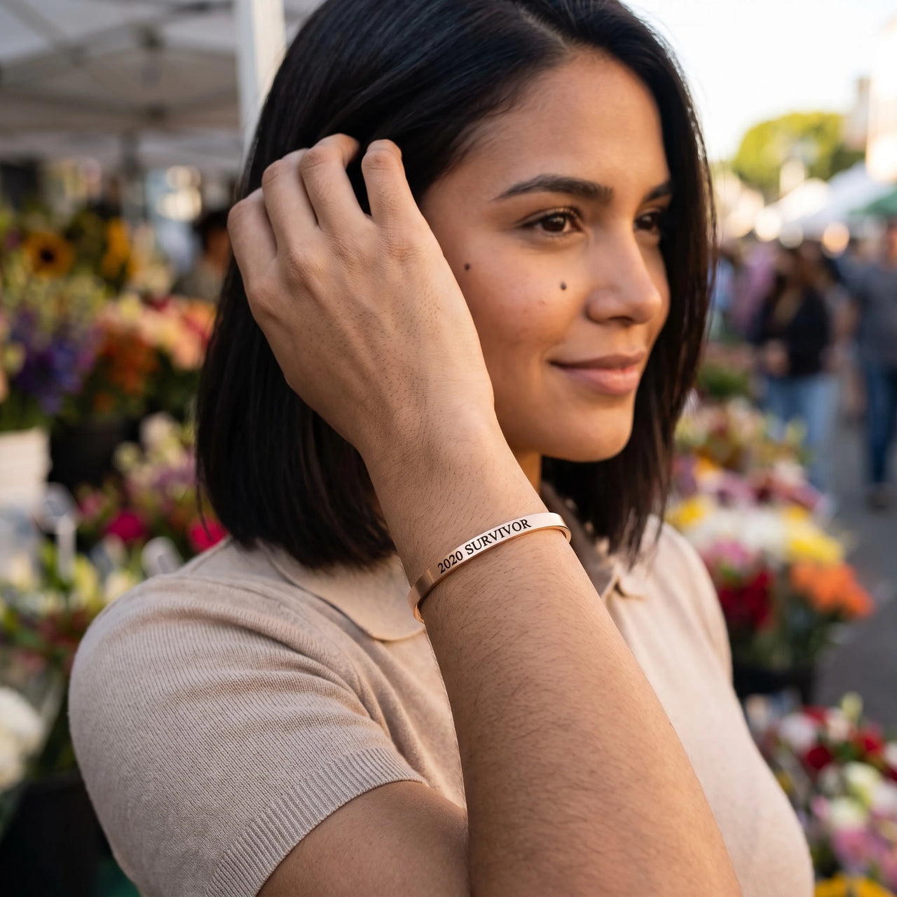 Bracelet manchette — photo portée, geste du quotidien, or rose | SKU: 2020s-rg