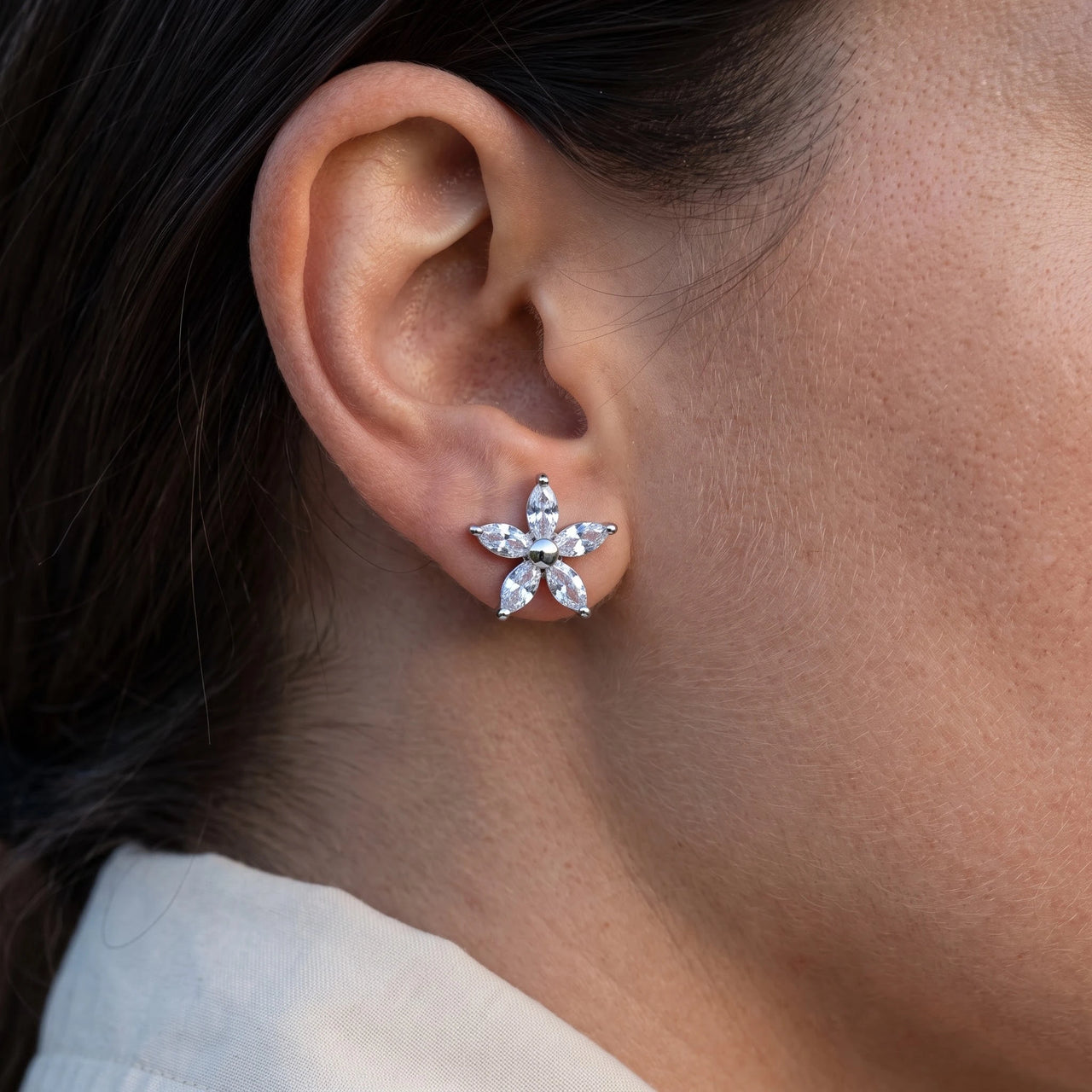 Puces d'oreilles — gros plan sur les détails, argent | SKU: 419620-silver