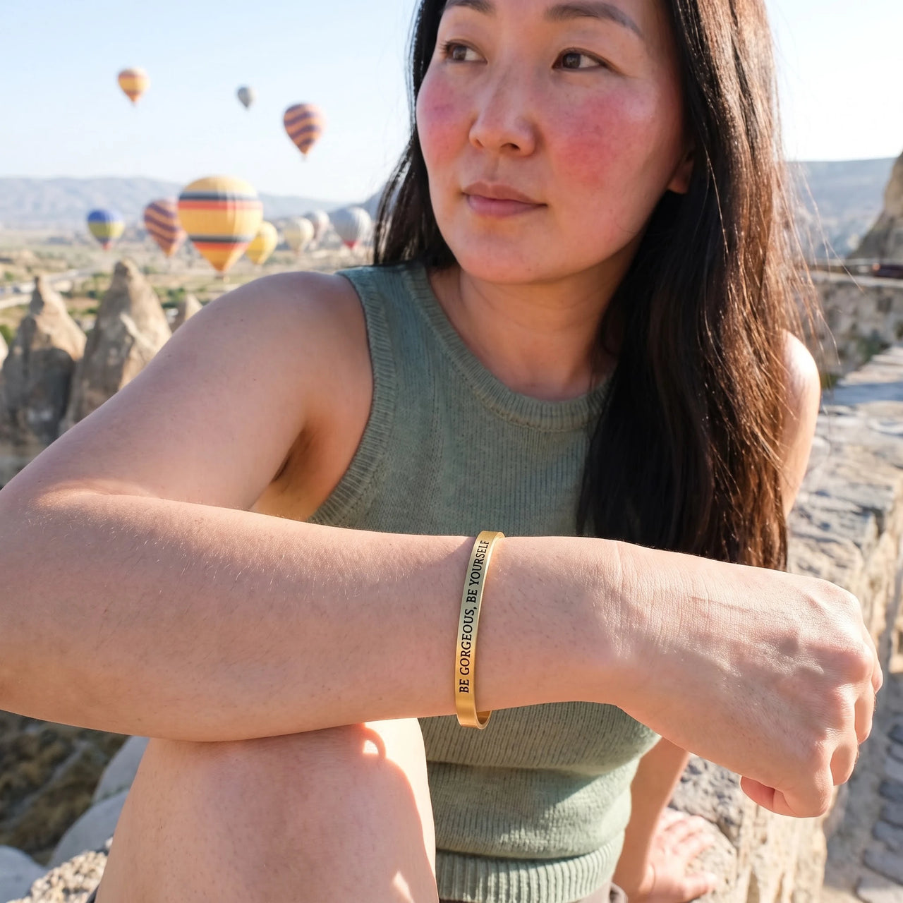 Bracelet message — photo portée en escapade, or | SKU: bgby-g