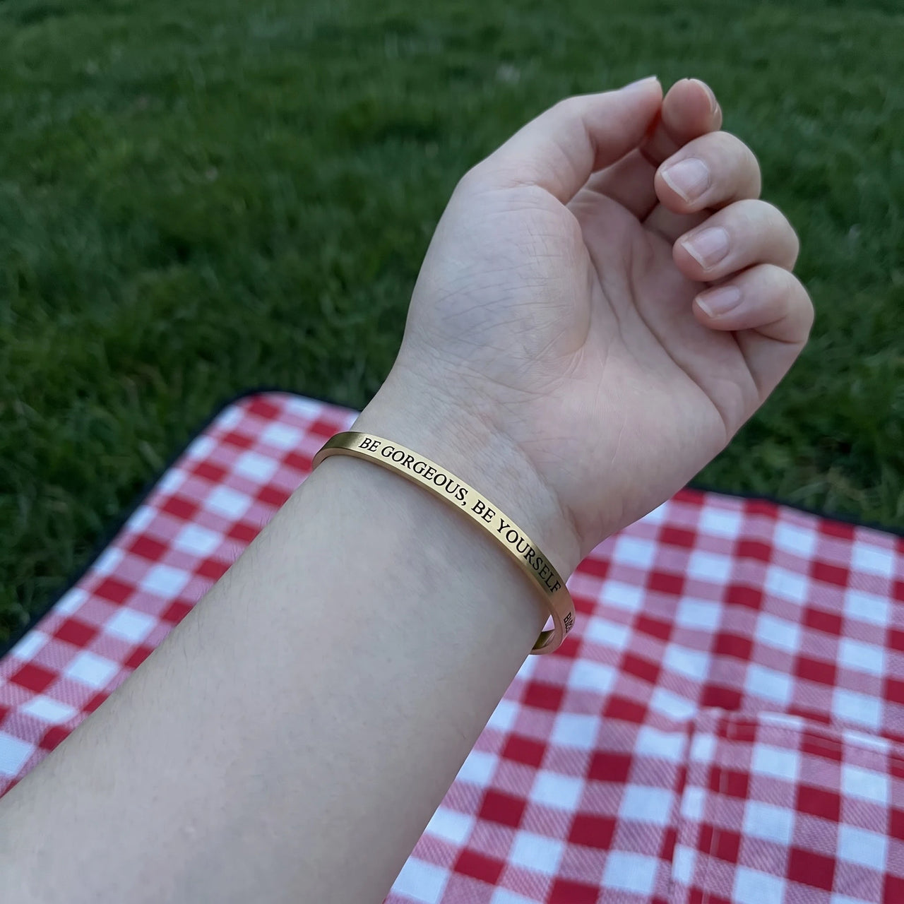 Bracelet gravé — photo portée, taille réelle, or | SKU: bgby-g