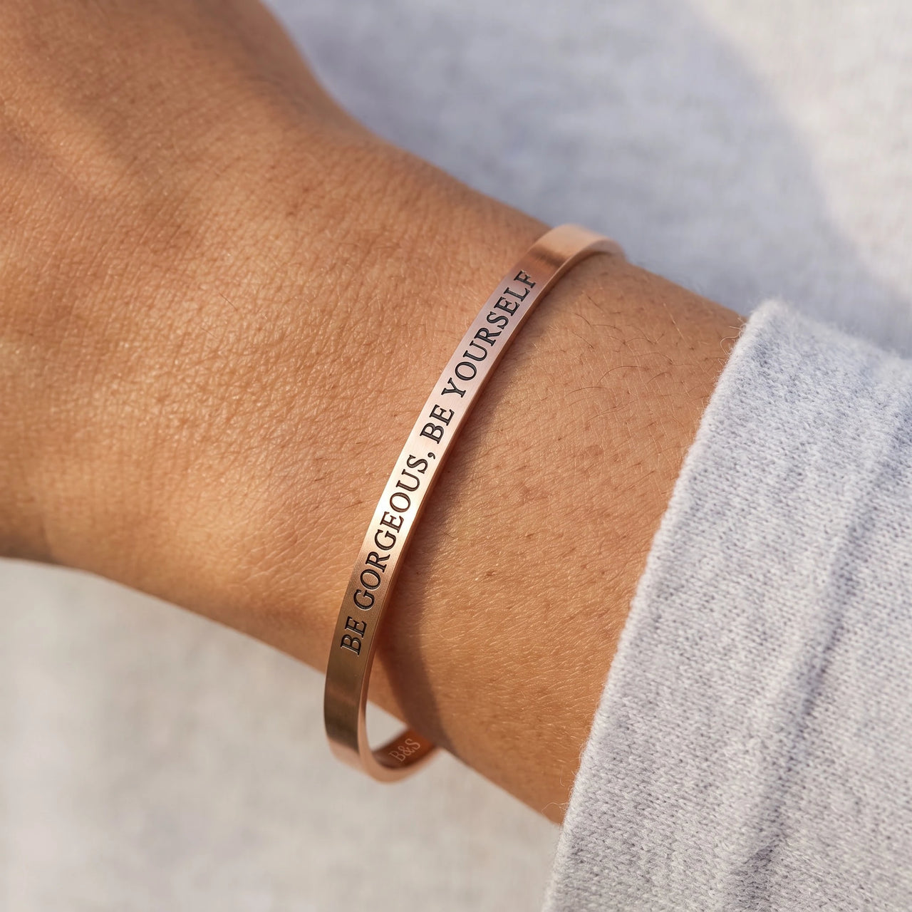 Bracelet jonc — gros plan sur les détails, or rose | SKU: bgby-rg