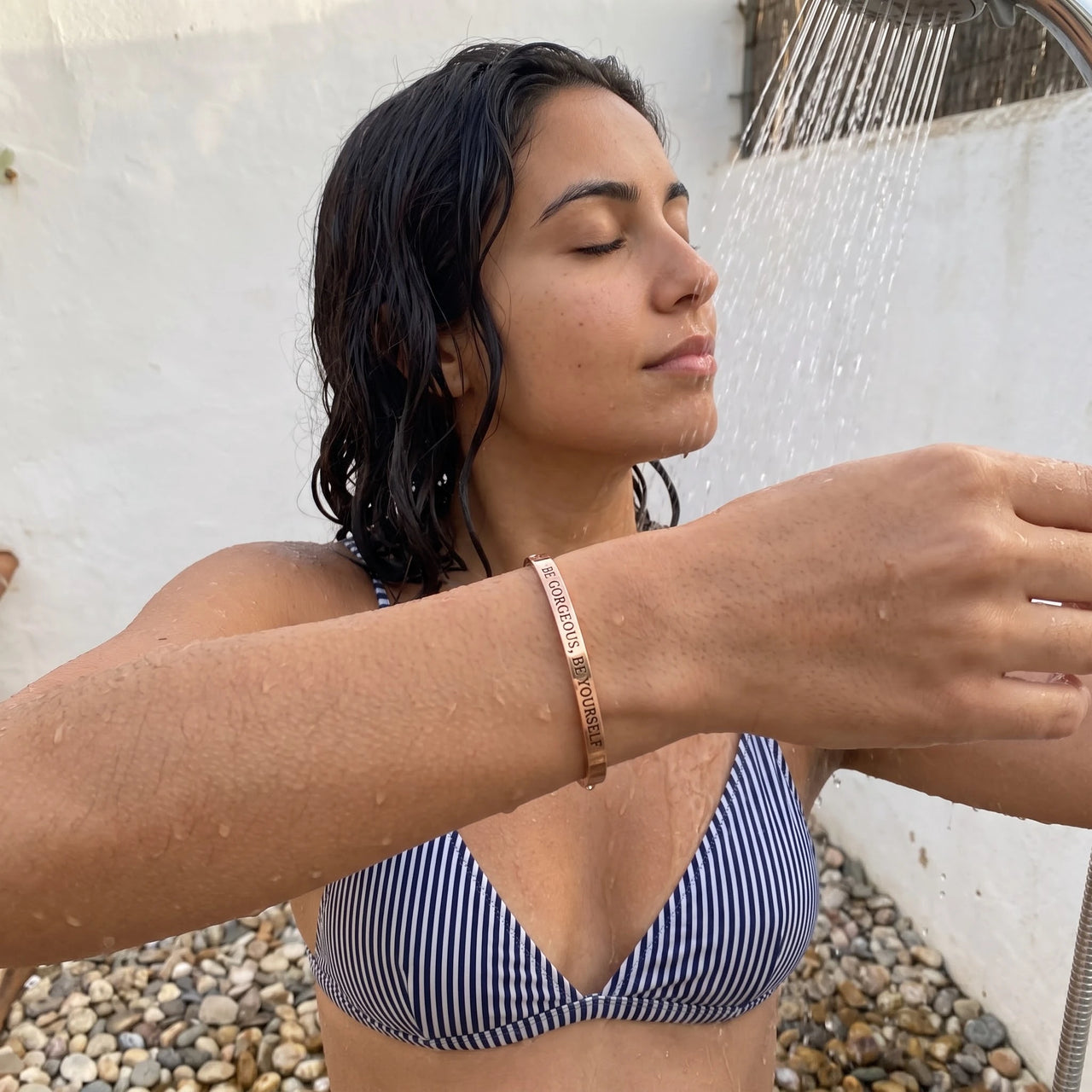 Bracelet confiance en soi — photo portée sous la douche, waterproof, or rose | SKU: bgby-rg