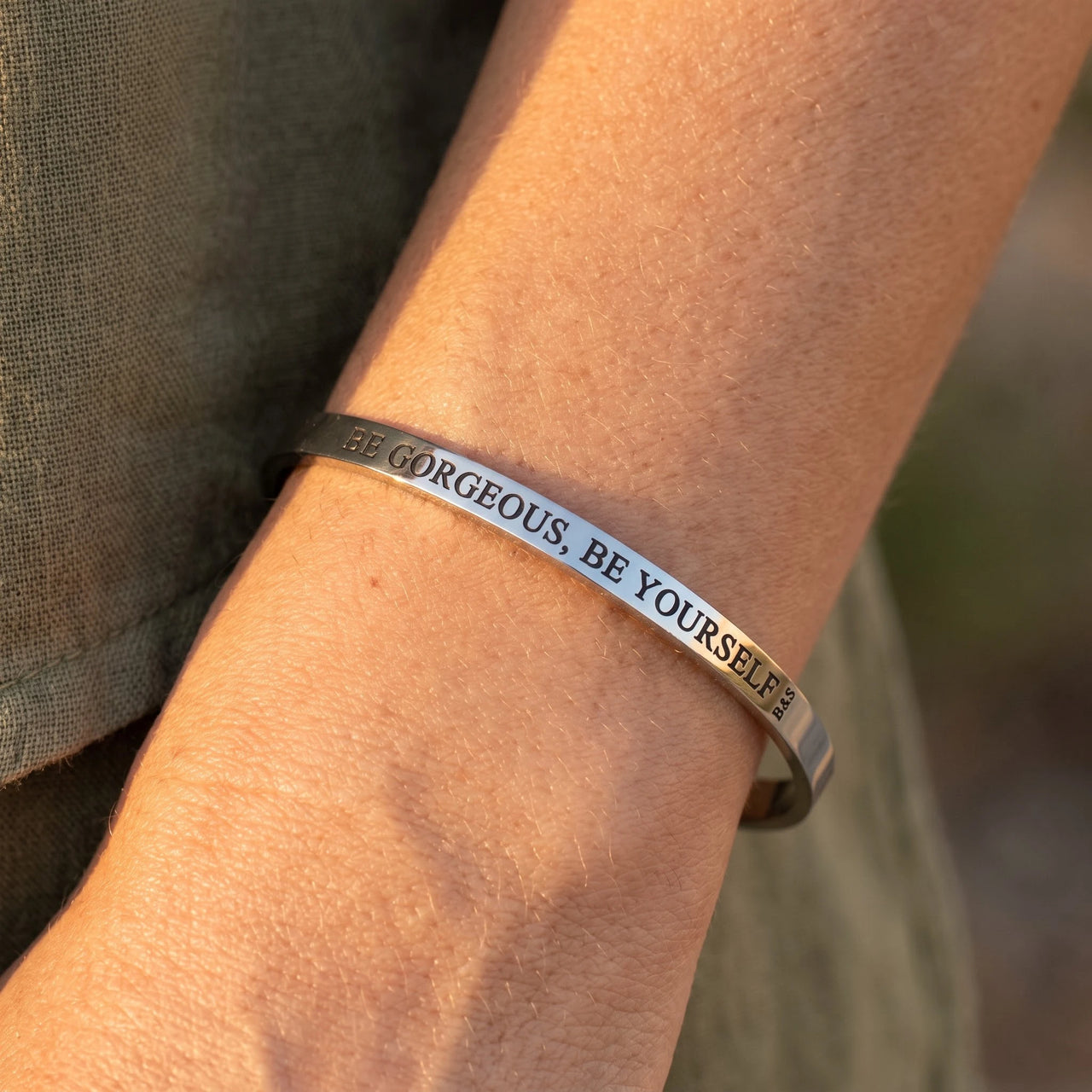 Bracelet confiance en soi — gros plan sur les détails, argent | SKU: bgby-wg