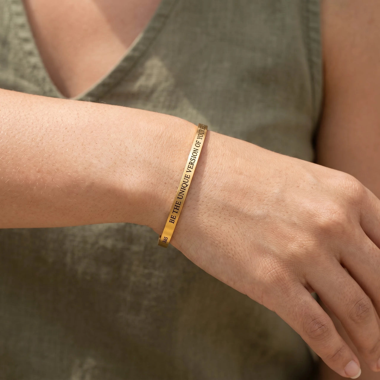 Bracelet message — gros plan sur les détails, or | SKU: btuvoy-g