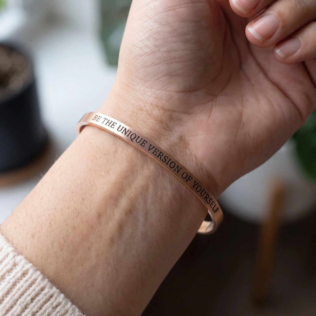 Bracelet jonc — gros plan sur les détails, or rose | SKU: btuvoy-rg