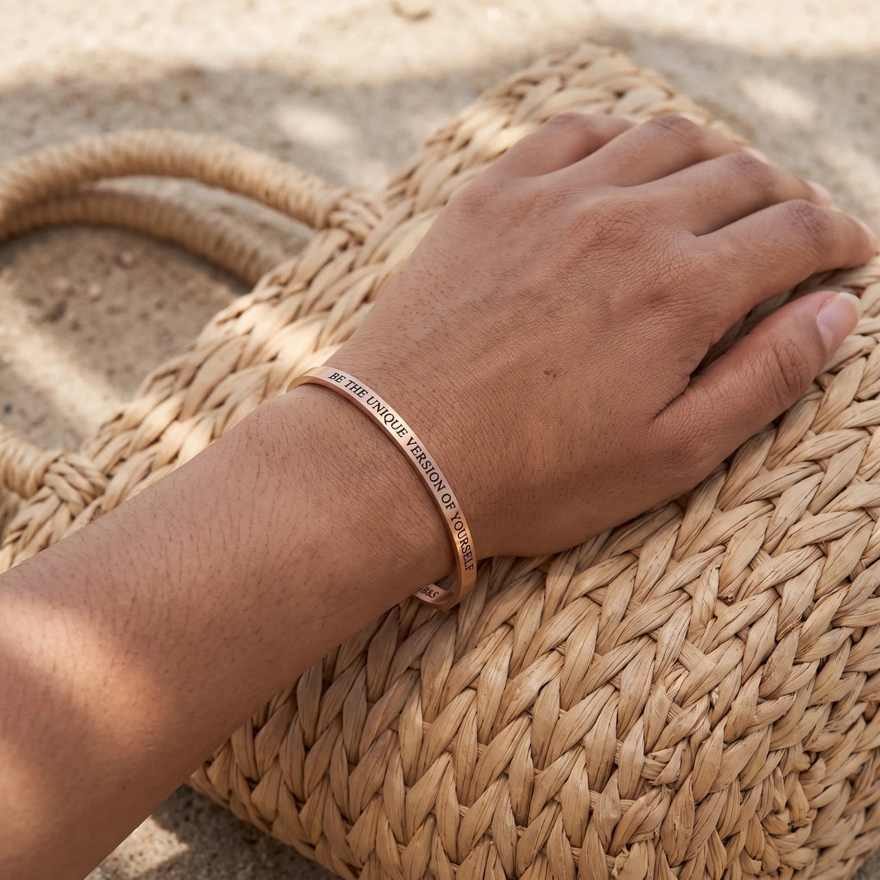 Bracelet gravé — photo portée, taille réelle, or rose | SKU: btuvoy-rg
