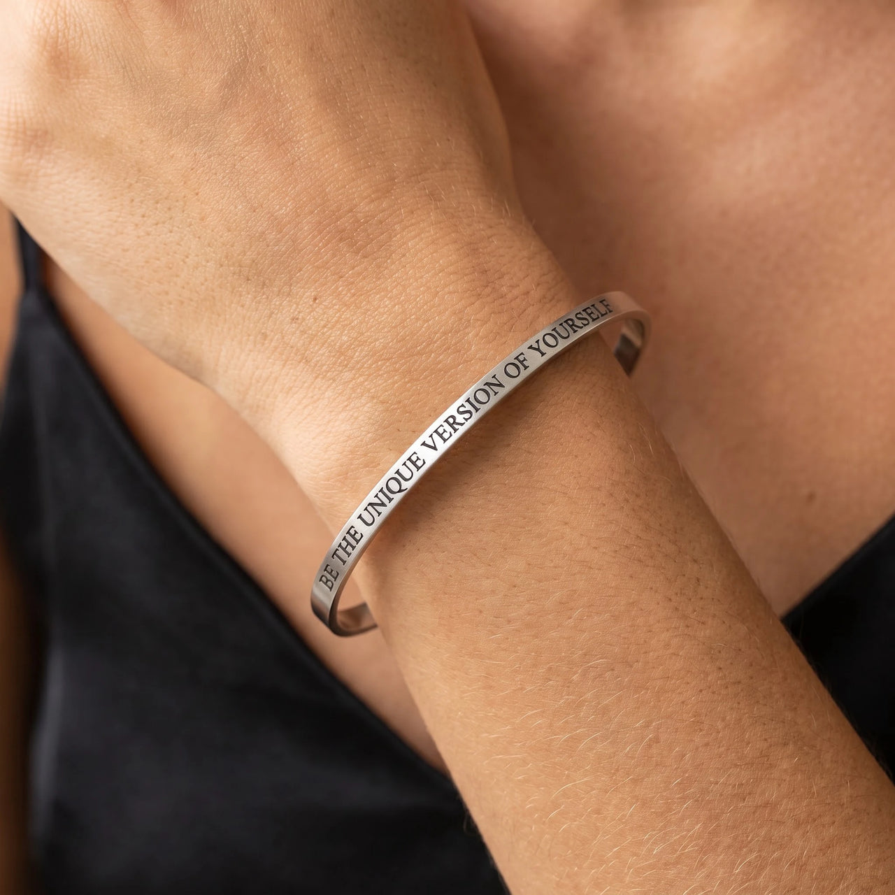 Bracelet citation — gros plan sur les détails, argent | SKU: btuvoy-wg