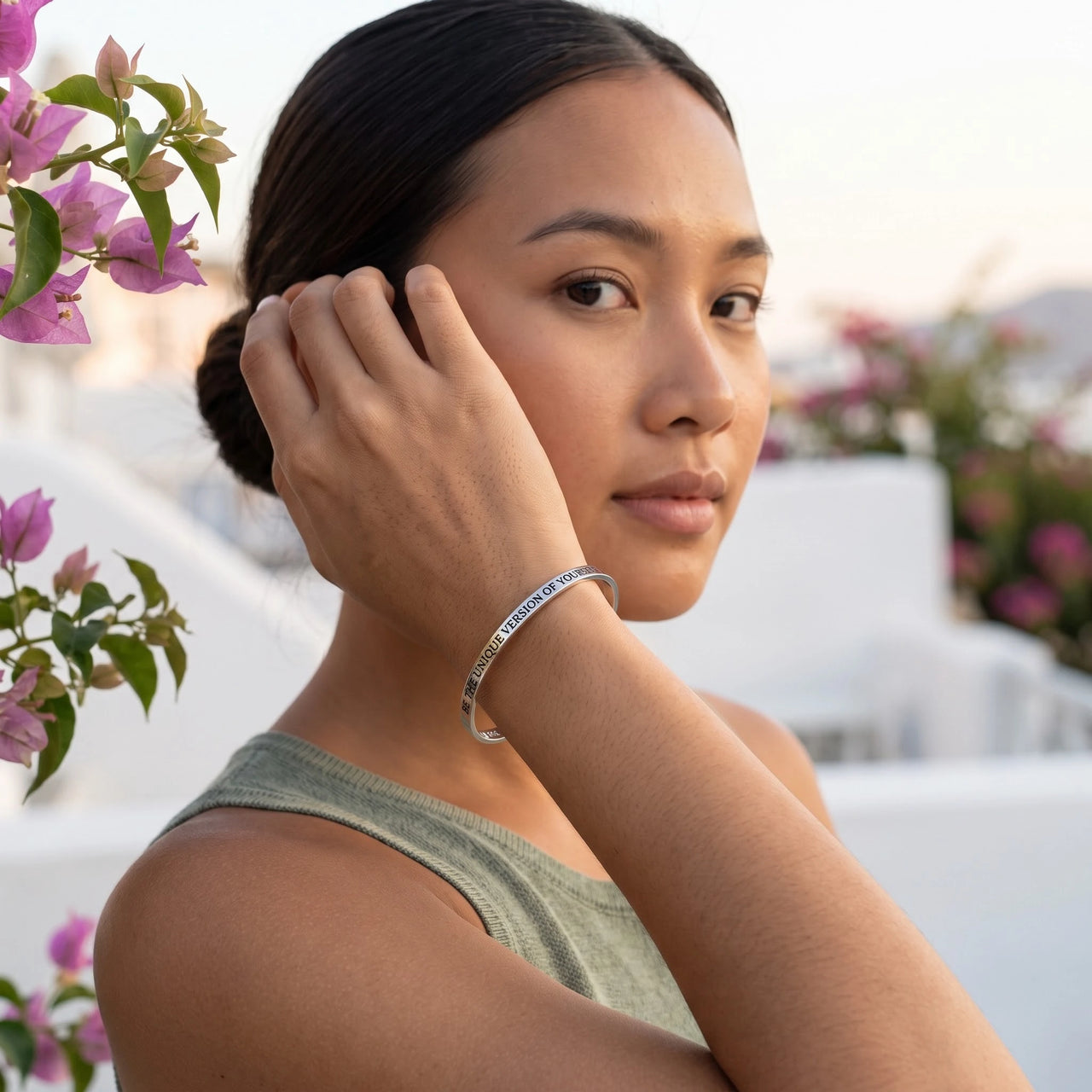 Bracelet gravé — photo portée, geste du quotidien, argent | SKU: btuvoy-wg