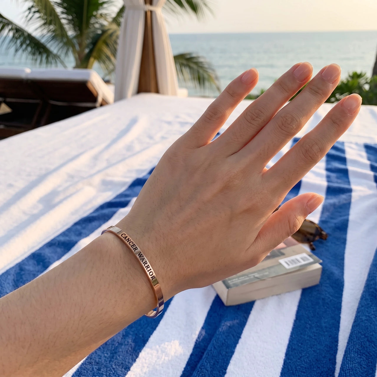 Bracelet message — photo portée, taille réelle, or rose | SKU: 7220397-rose-gold-plated