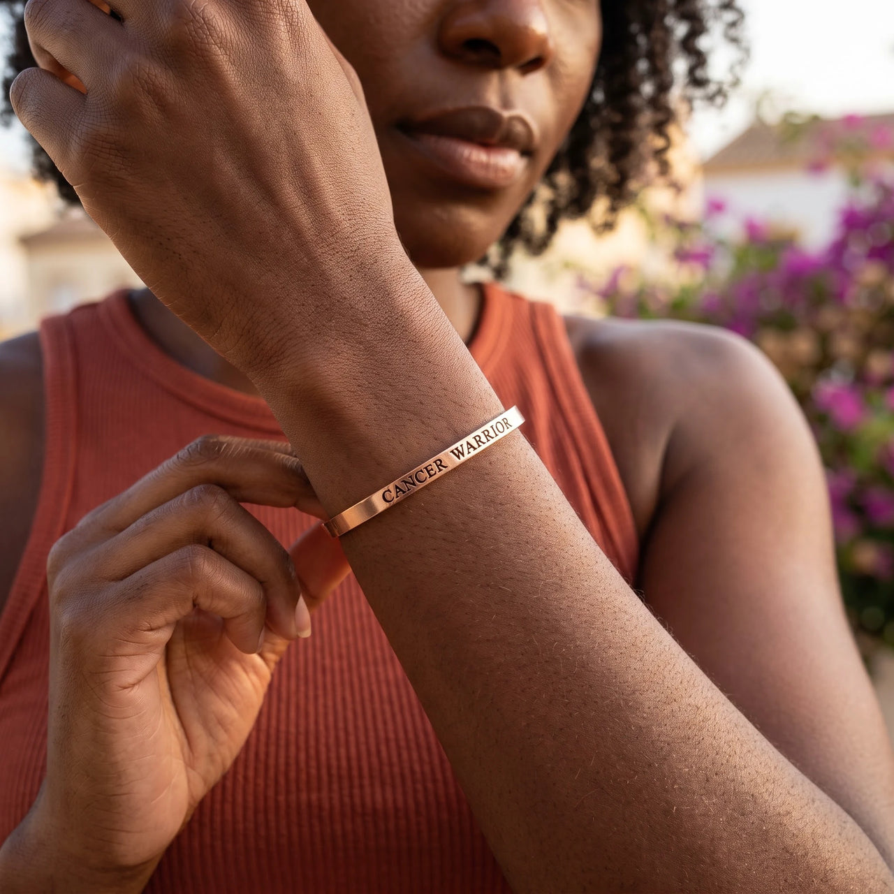 Bracelet jonc femme — photo portée, geste du quotidien, or rose | SKU: 7220397-rose-gold-plated