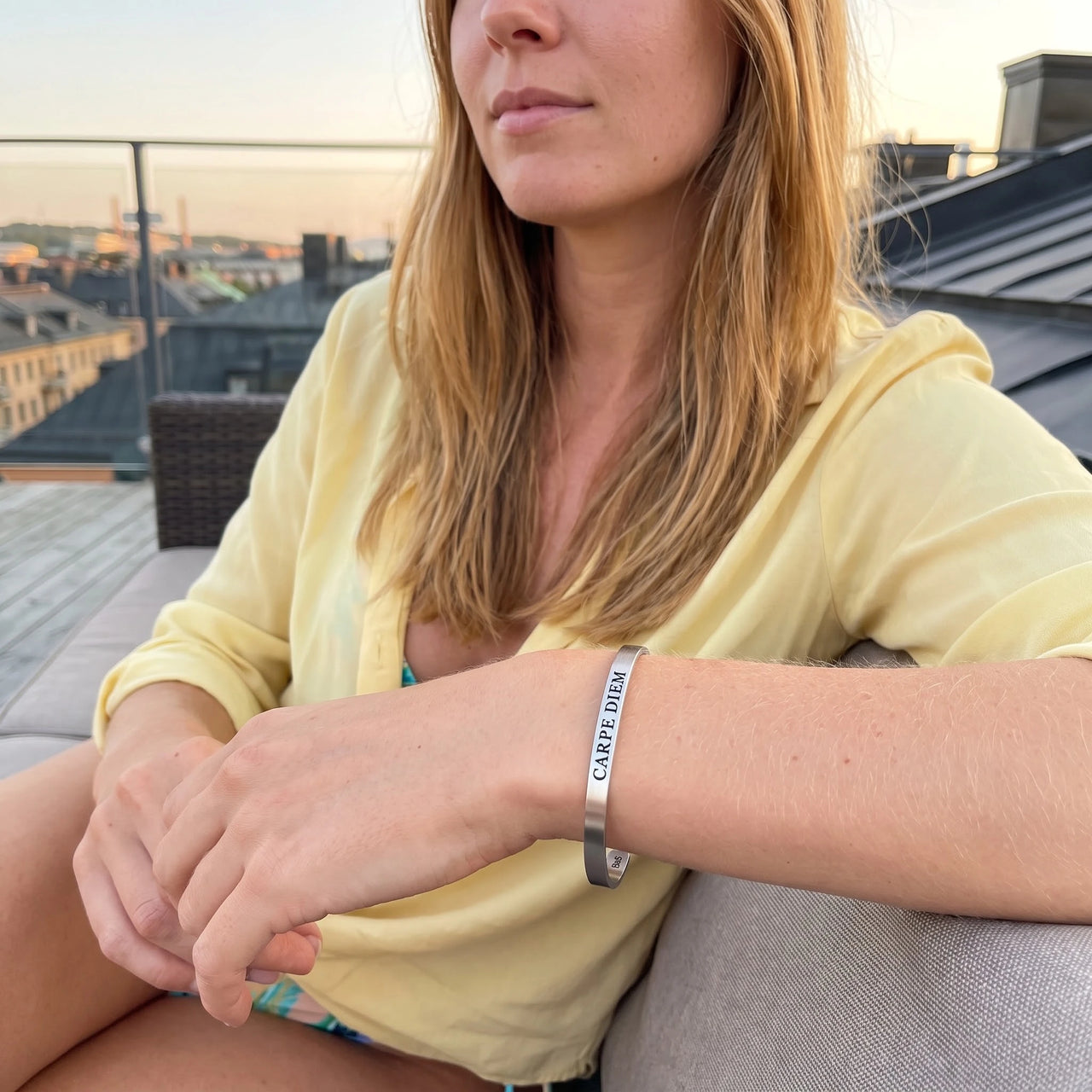 Carpe diem bracelet — worn on a relaxed day, silver | SKU: cp-rg