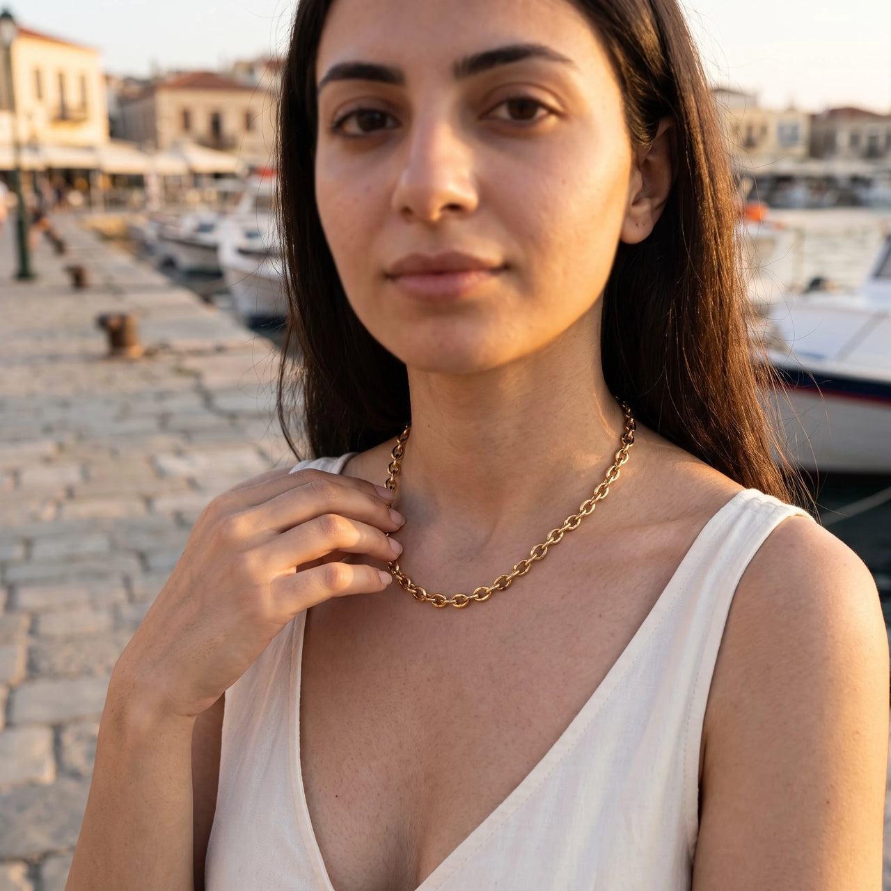 Collier chaîne — photo portée, geste du quotidien, or | SKU: lachaine