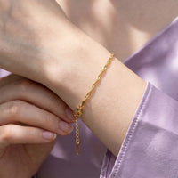 Thumbnail for Bracelet doré — gros plan sur les détails, or | SKU: lafinesse
