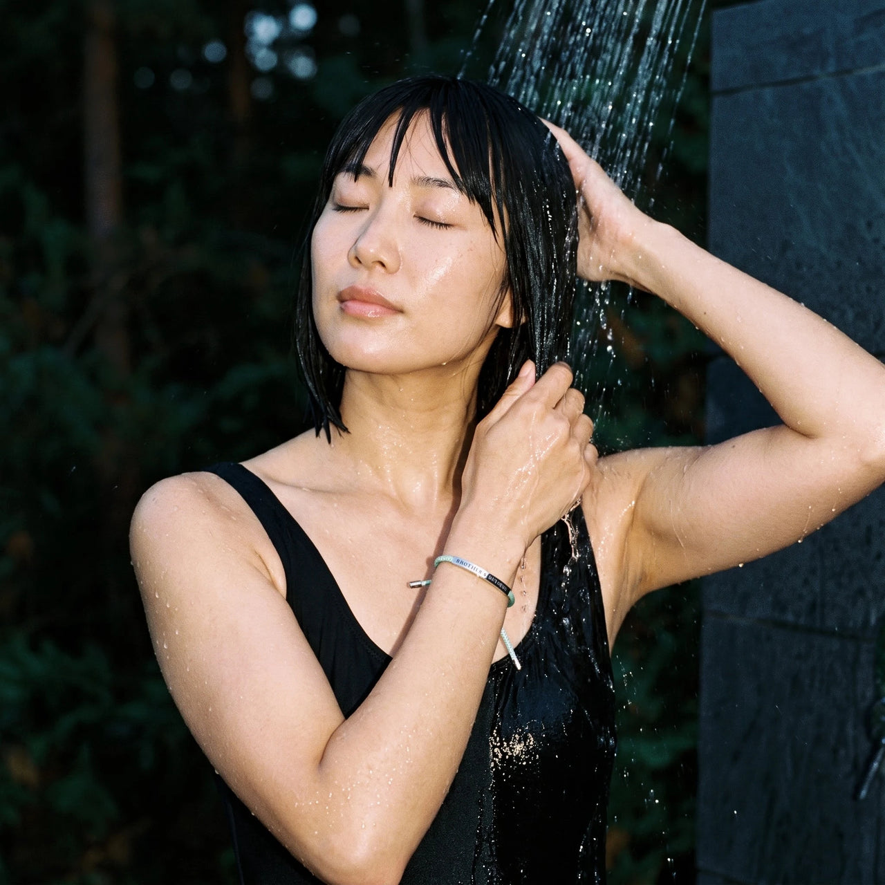 Bracelet gravé — photo portée sous la douche, waterproof, argent | SKU: lamenthe-wg