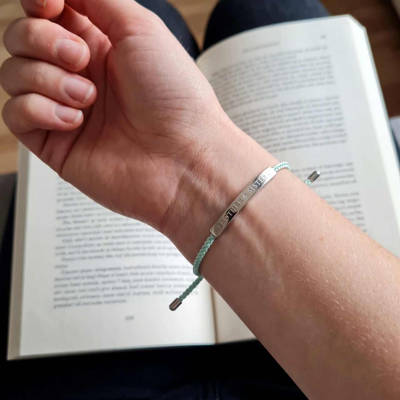 Bracelet fil — photo portée, taille réelle, argent | SKU: lamenthe-wg