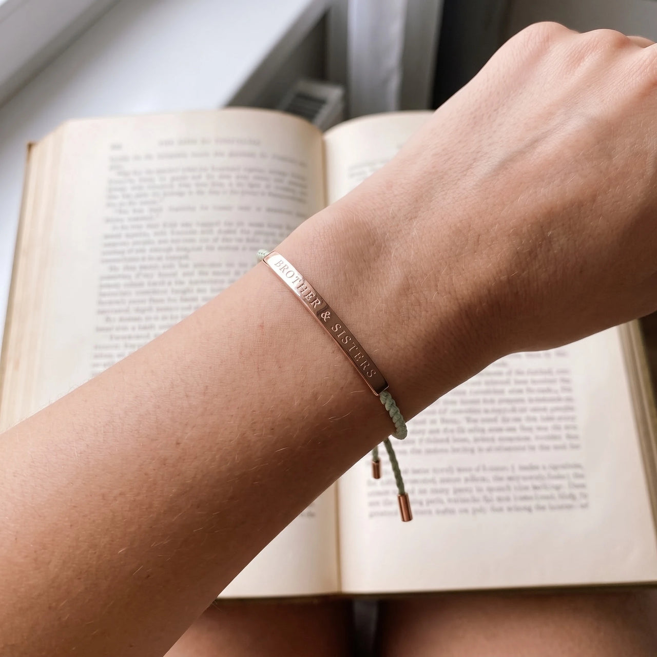 Bracelet tressé — photo portée, taille réelle, or rose | SKU: lanature-rg