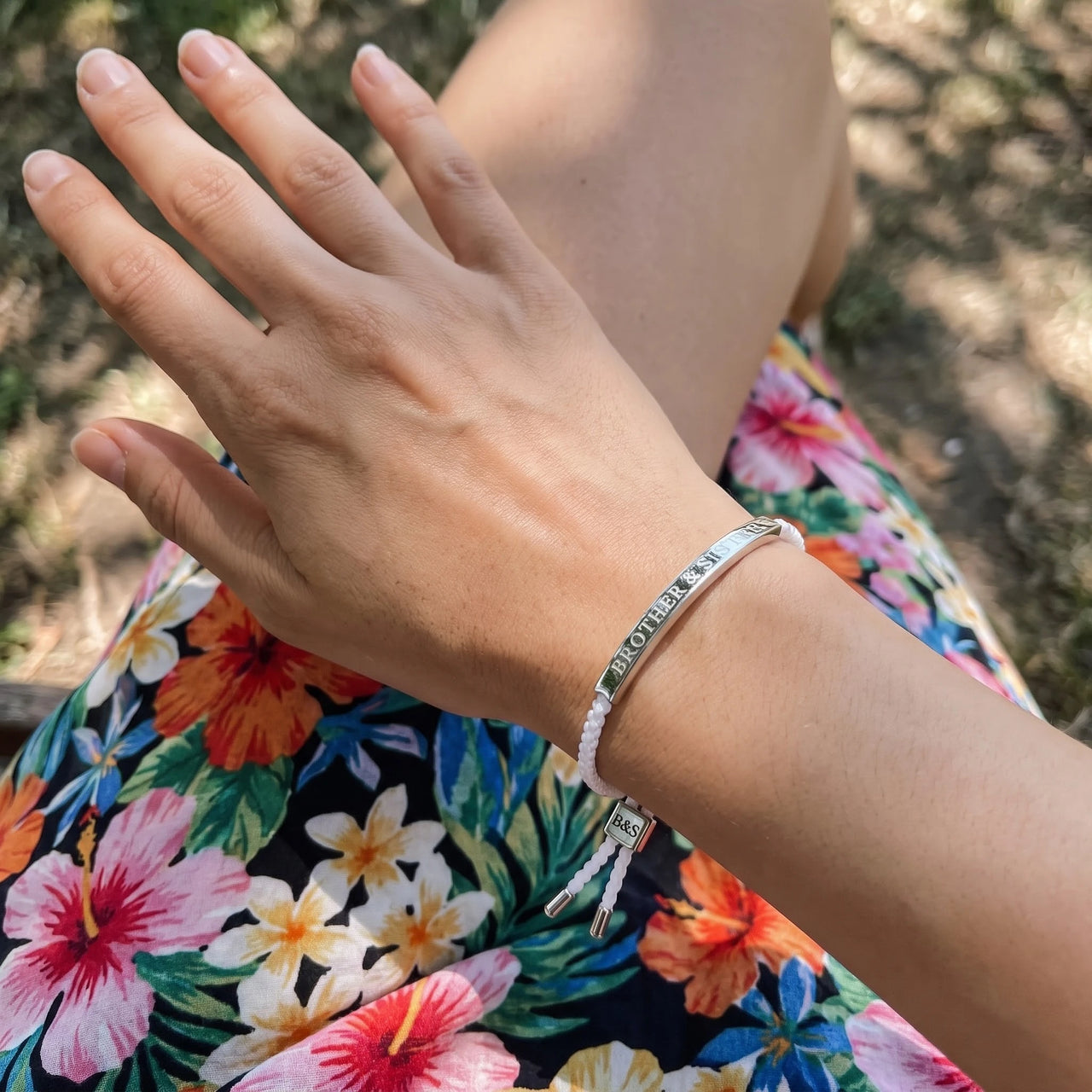 Bracelet blanc — photo portée, taille réelle, argent | SKU: laperle-wg
