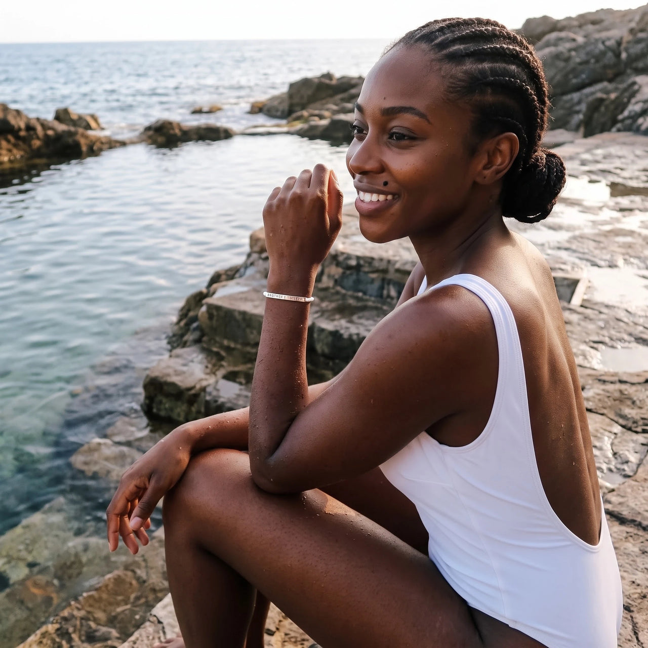 Bracelet cordon femme — photo portée dans l'eau, waterproof, argent | SKU: laperle-wg
