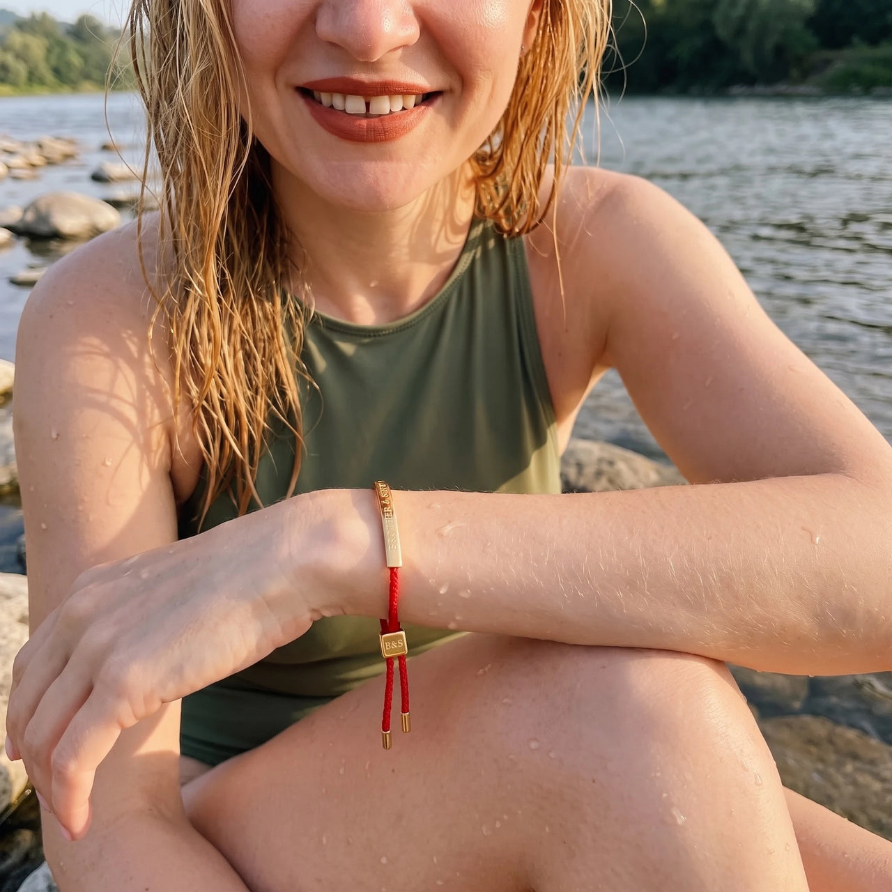 Red string bracelet — worn in the water, waterproof, gold | SKU: lamour-g