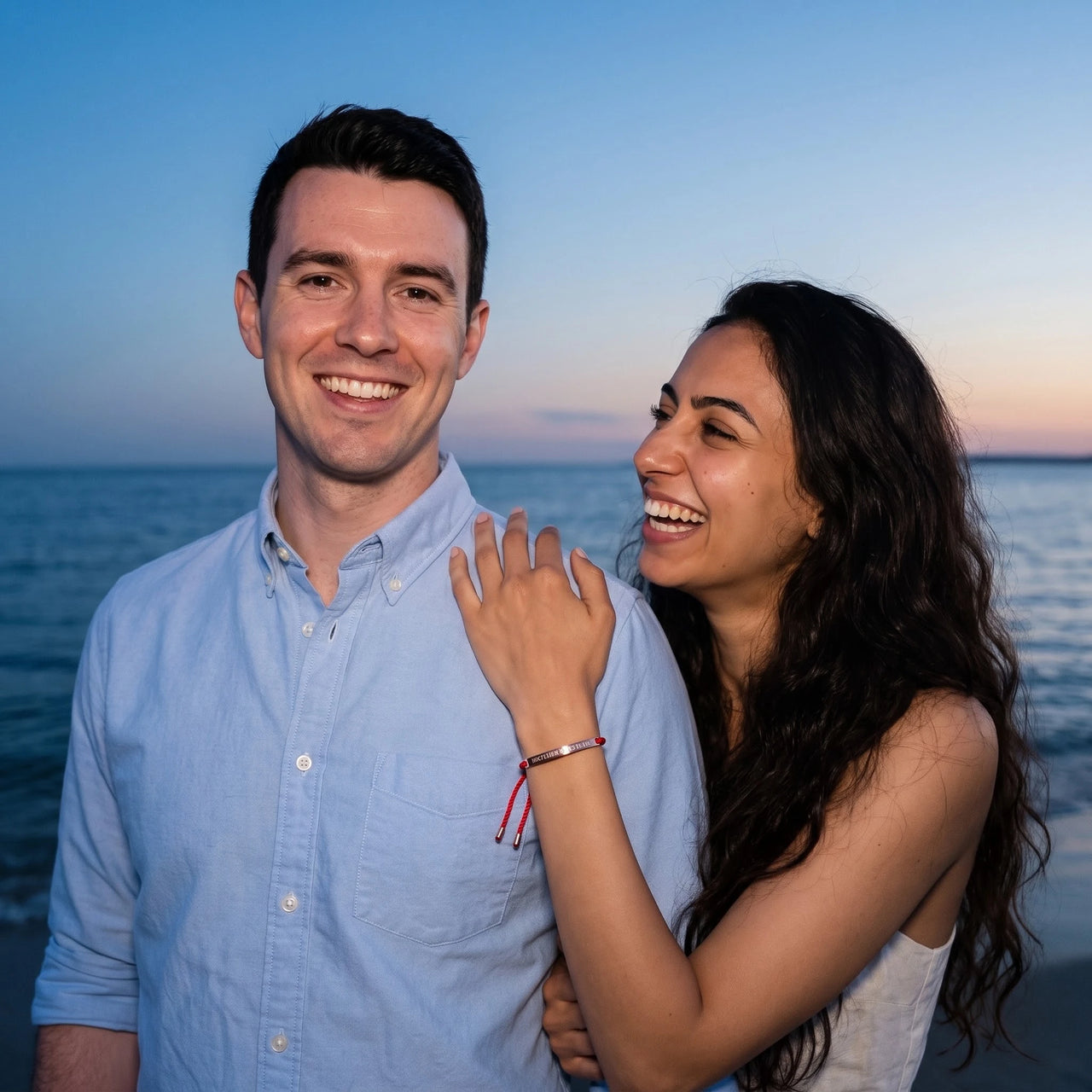 Bracelet cordon rouge — photo en couple, or rose | SKU: lamour-rg