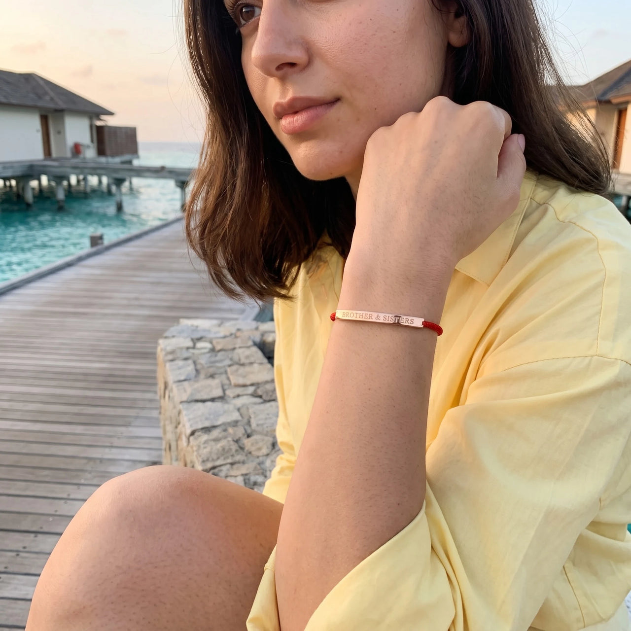 Bracelet cordon rouge — photo portée en escapade, or rose | SKU: lamour-rg