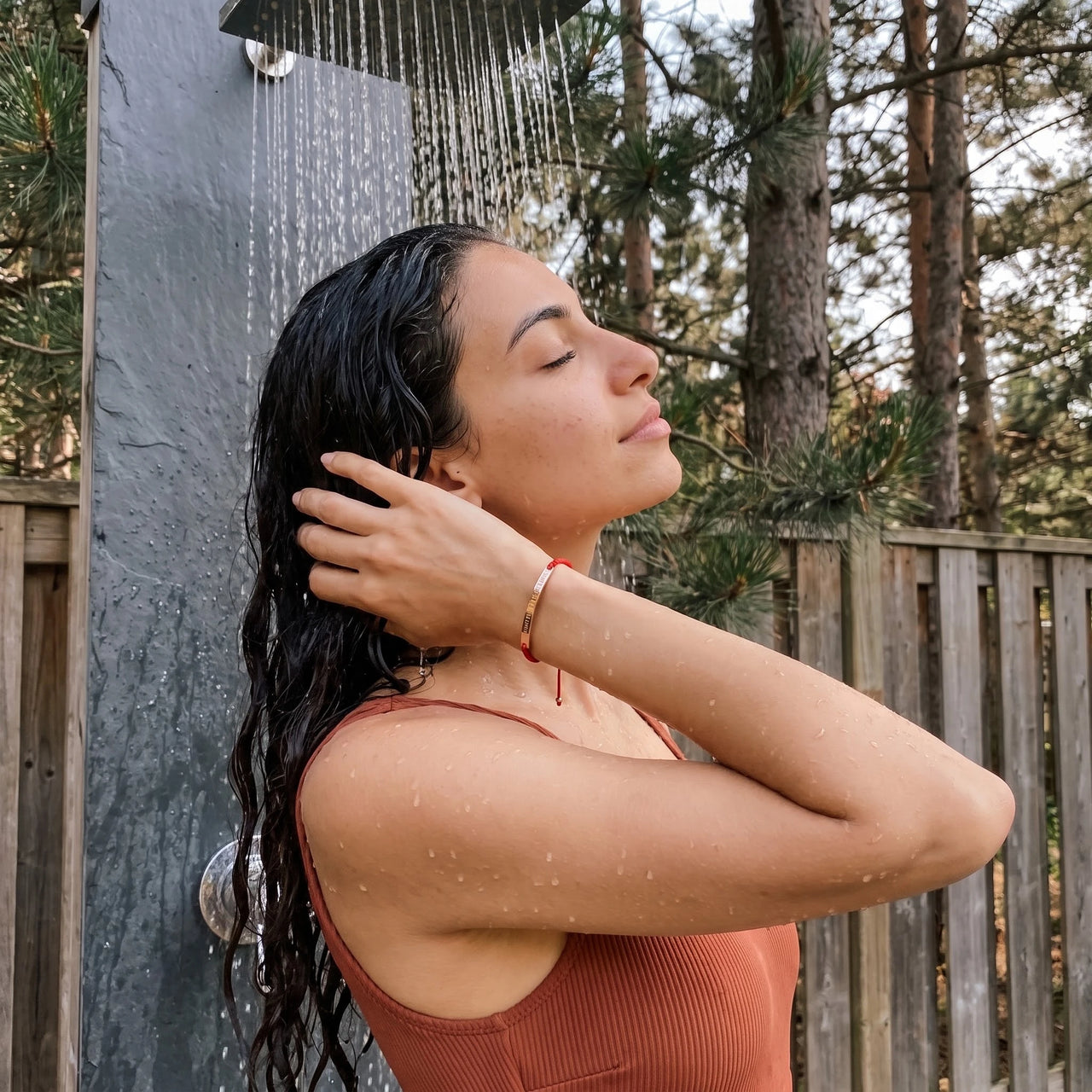 Bracelet gravé — photo portée sous la douche, waterproof, or rose | SKU: lamour-rg