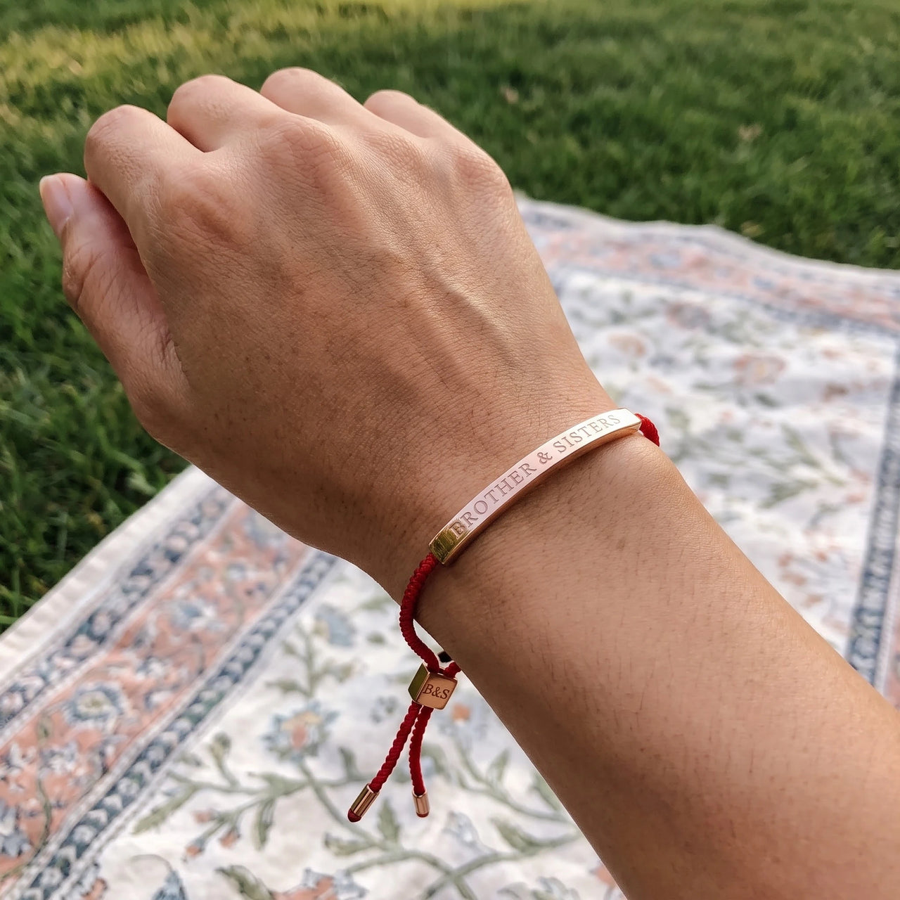 Bracelet fil — photo portée, taille réelle, or rose | SKU: lamour-rg
