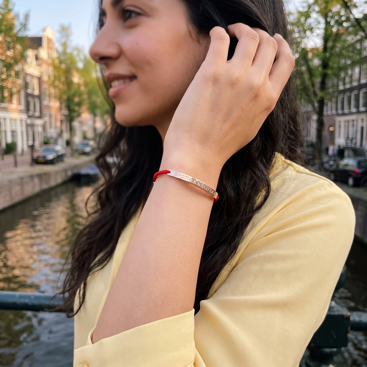 Bracelet cordon rouge — photo portée, geste du quotidien, or rose | SKU: lamour-rg