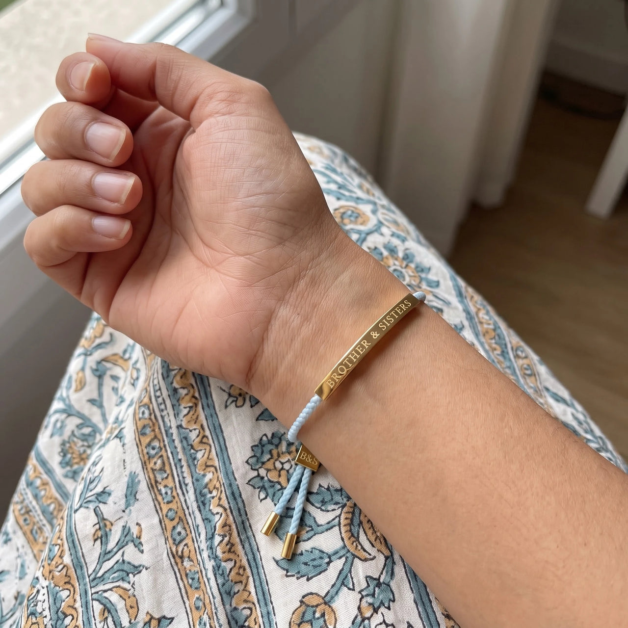 Bracelet cordon — photo portée, taille réelle, or | SKU: leciel-g