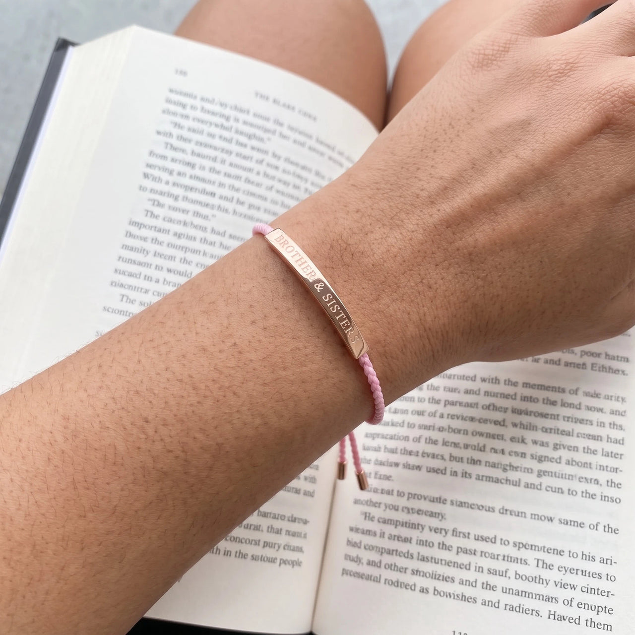 Bracelet cordon — photo portée, taille réelle, or rose | SKU: lecorail-rg