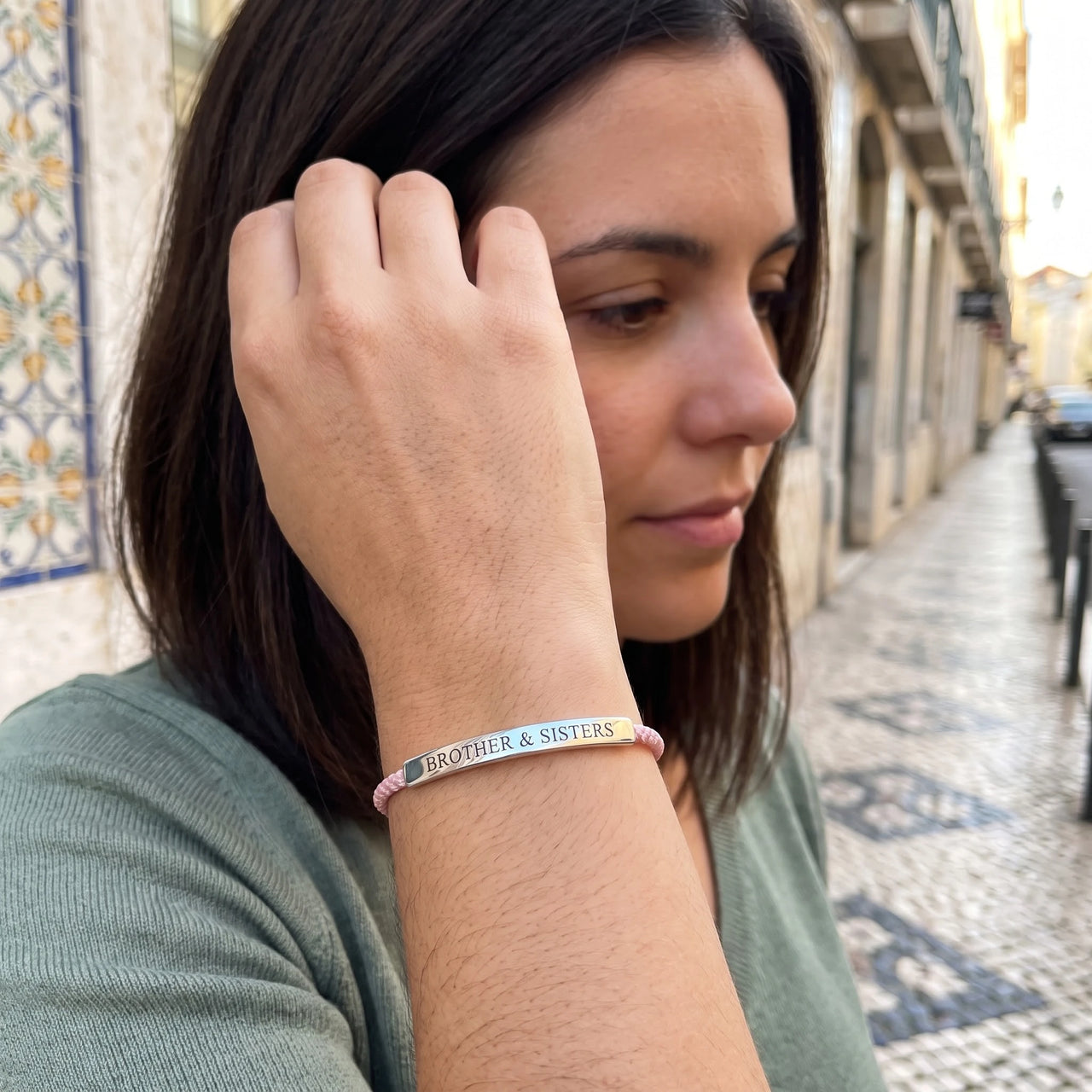 Bracelet cordon rose — photo portée, geste du quotidien, argent | SKU: lecorail-wg