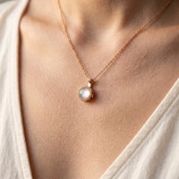 Thumbnail for Pendentif pierre de lune — gros plan sur les détails, or | SKU: lelunaire