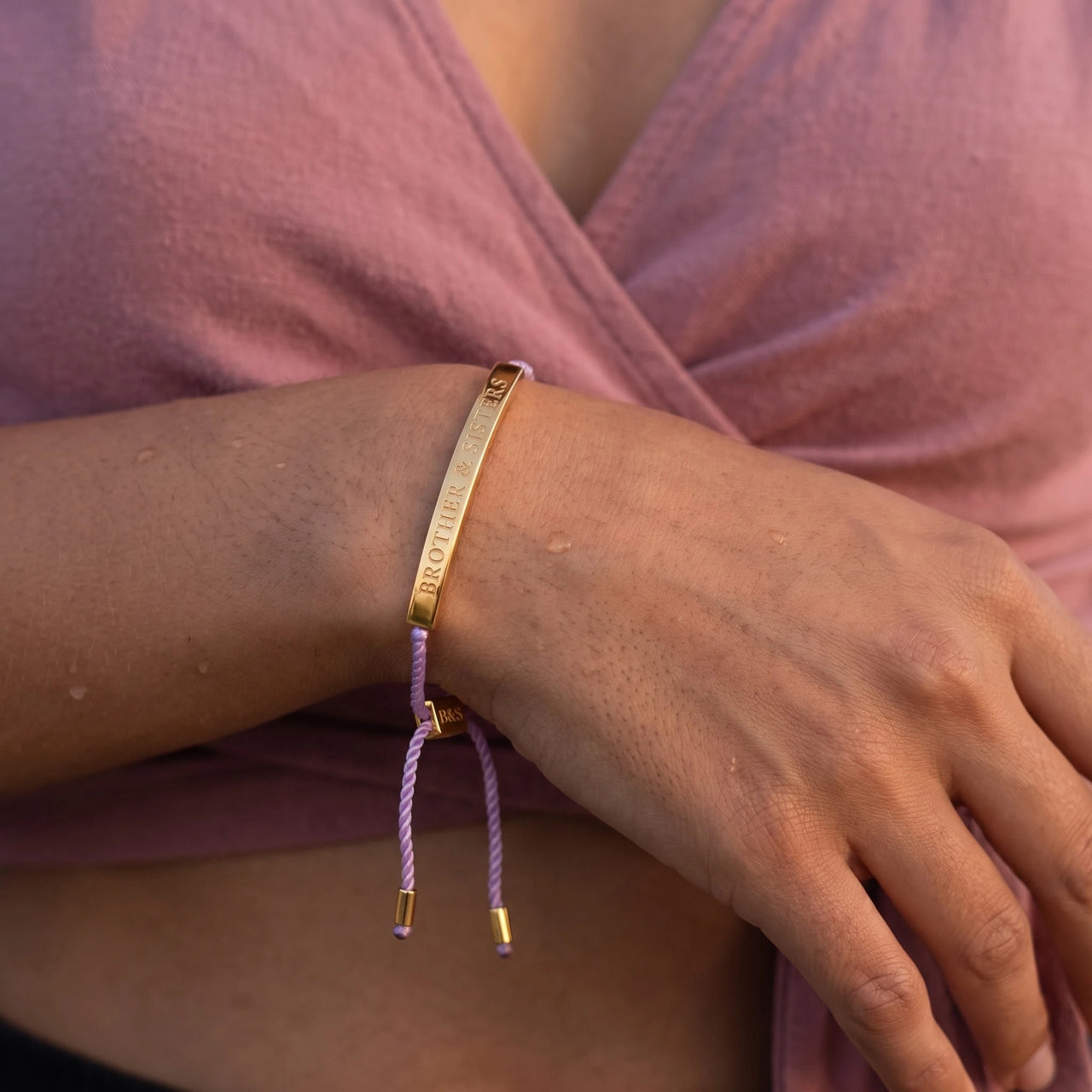 Bracelet cordon — gros plan sur les détails, or | SKU: lemauve-g