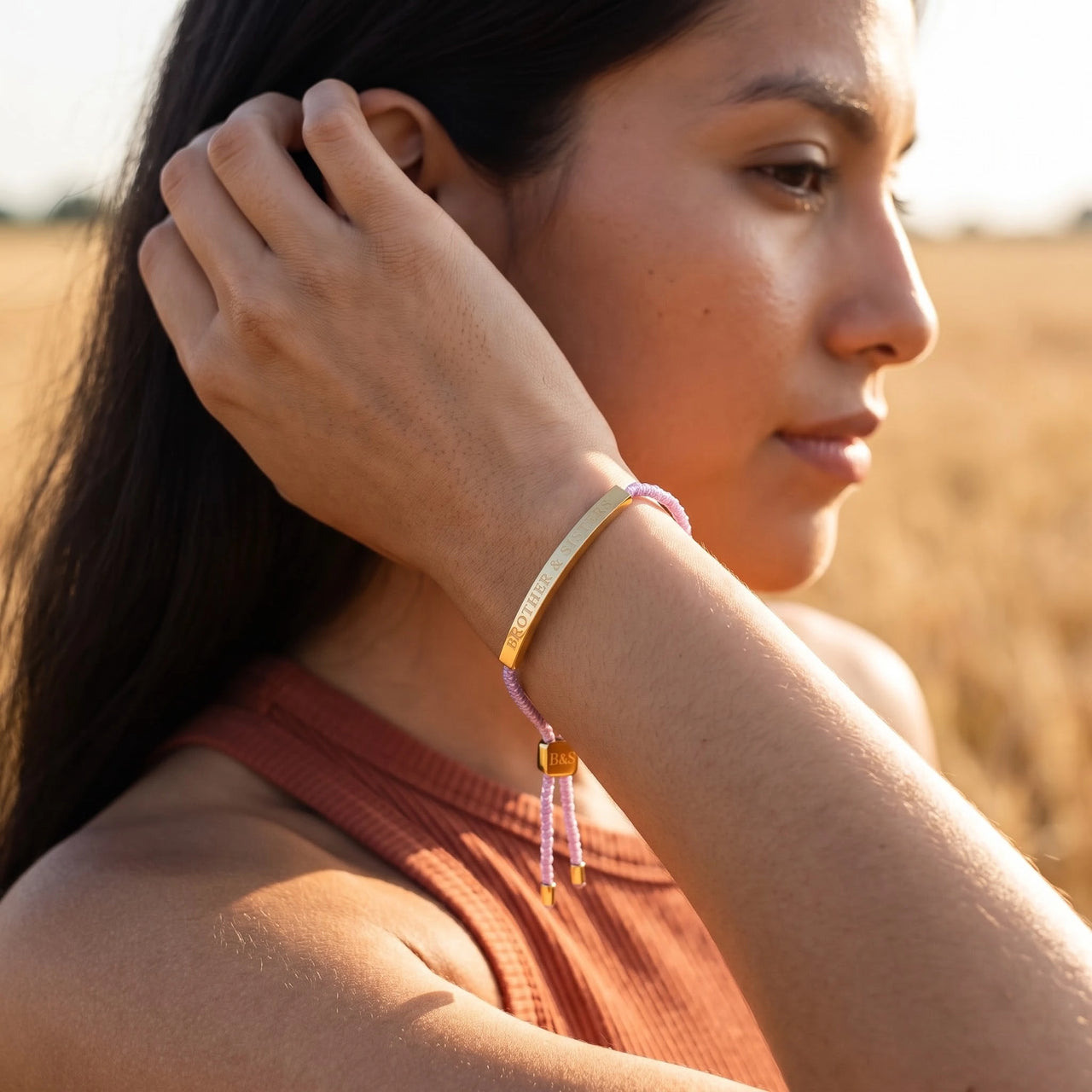 Bracelet mauve — photo portée, geste du quotidien, or | SKU: lemauve-g
