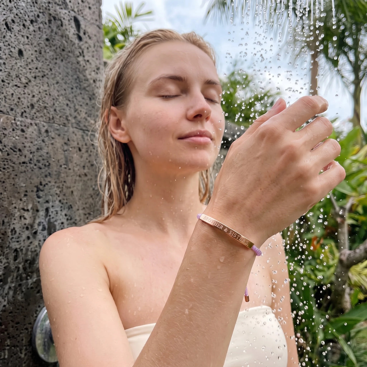Bracelet amitié — photo portée sous la douche, waterproof, or rose | SKU: lemauve-rg