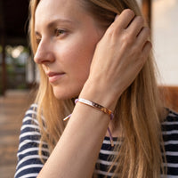 Thumbnail for Bracelet violet — photo portée, geste du quotidien, or rose | SKU: lemauve-rg