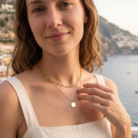 Thumbnail for Collier médaille — photo portée en escapade, or | SKU: le-tendance-g