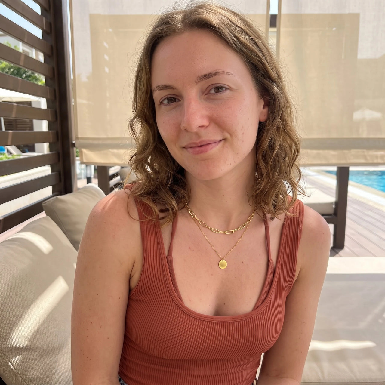 Collier doré femme — photo portée un jour de détente, or | SKU: le-tendance-g