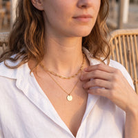 Thumbnail for Collier pendentif femme — photo portée, geste du quotidien, or | SKU: le-tendance-g