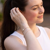 Thumbnail for Bracelet perles — photo portée, geste du quotidien, or | SKU: l-epure