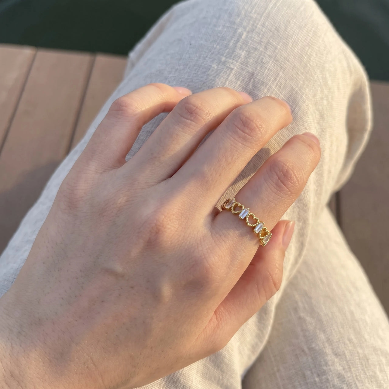 Bague dorée — photo portée, taille réelle, or | SKU: lescoeurs