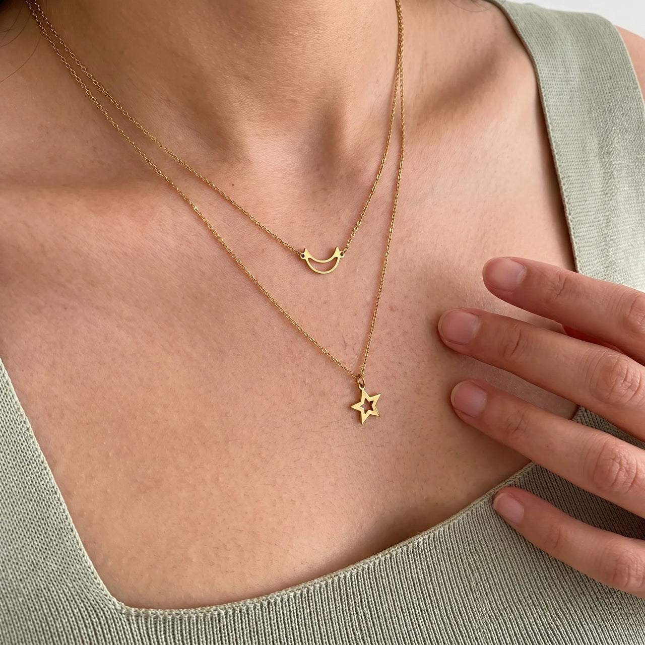 Collier lune — gros plan sur les détails, or | SKU: letoile-g