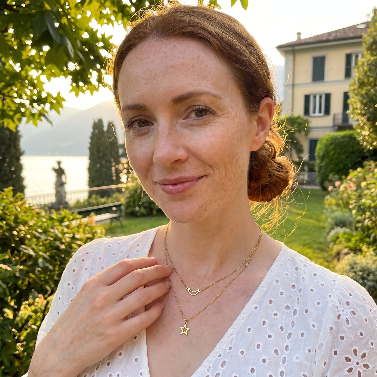 Collier doré femme — photo portée en escapade, or | SKU: letoile-g