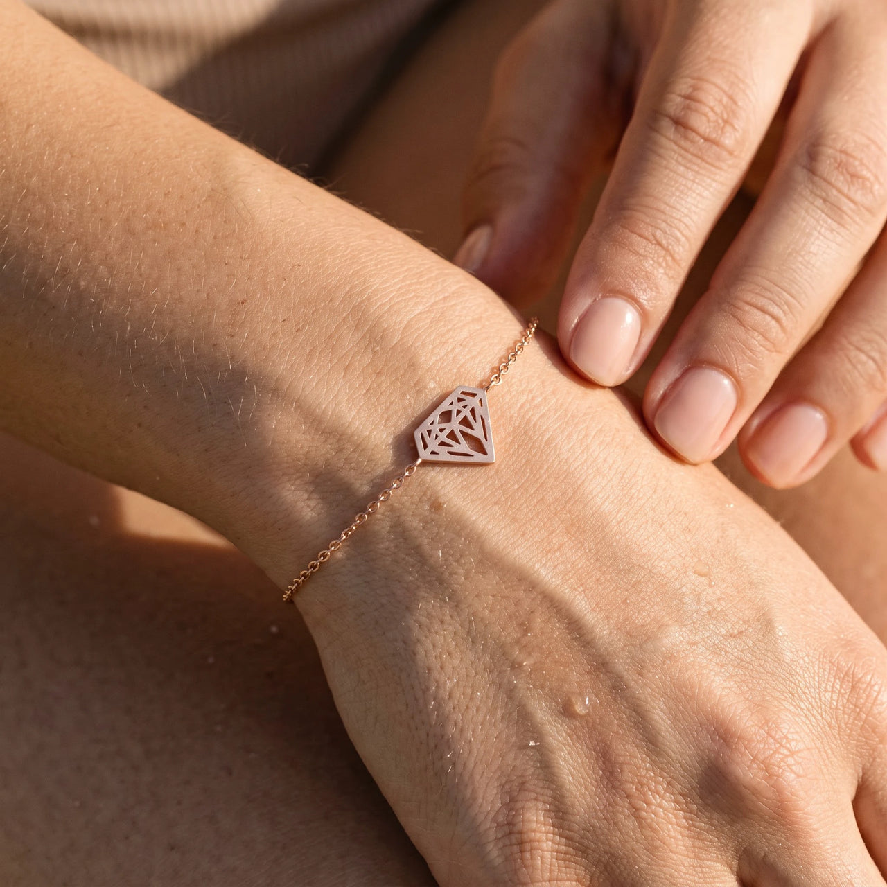 Bracelet géométrique — gros plan sur les détails, or rose | SKU: 11662607-rose-gold