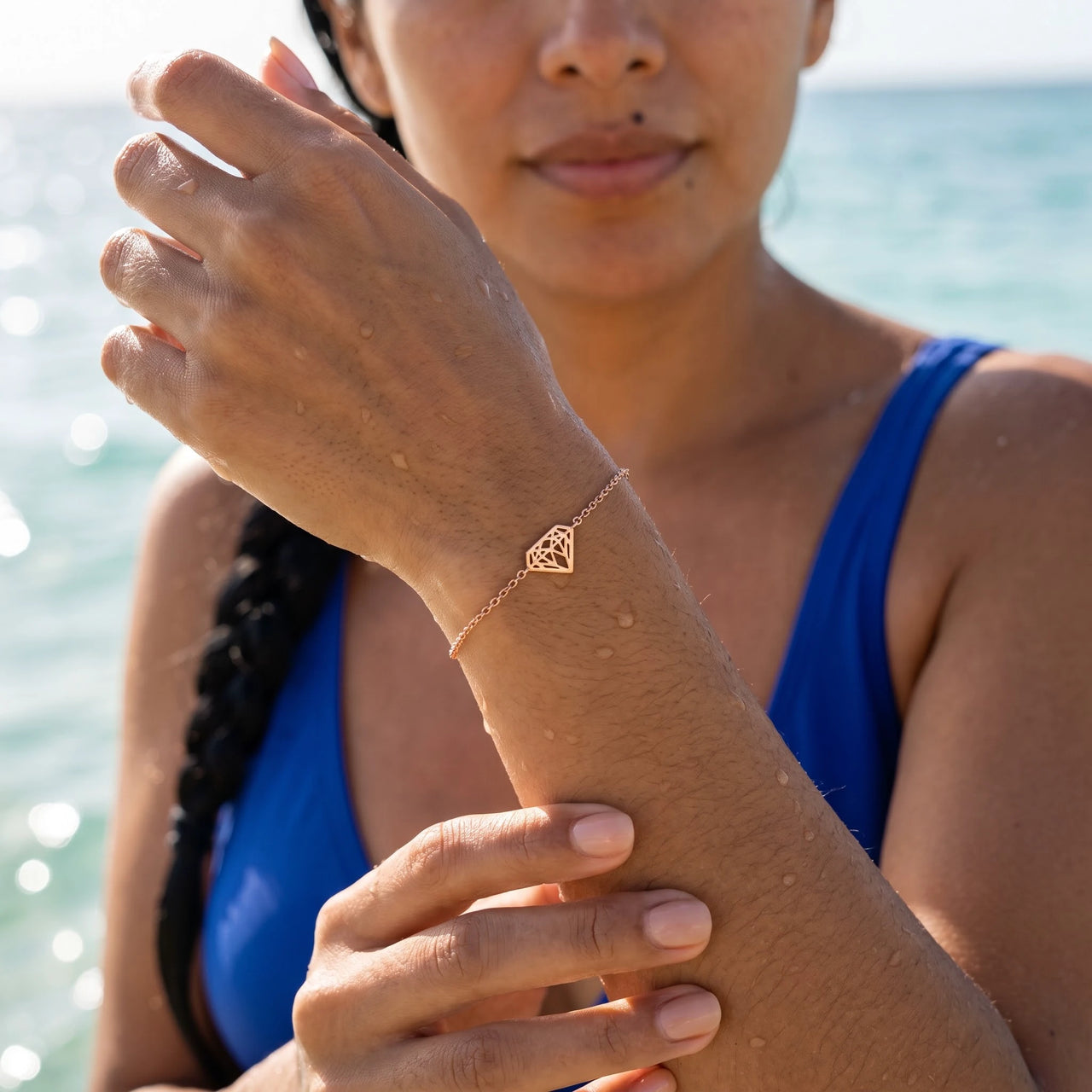 Bracelet minimaliste — photo portée dans l'eau, waterproof, or rose | SKU: 11662607-rose-gold