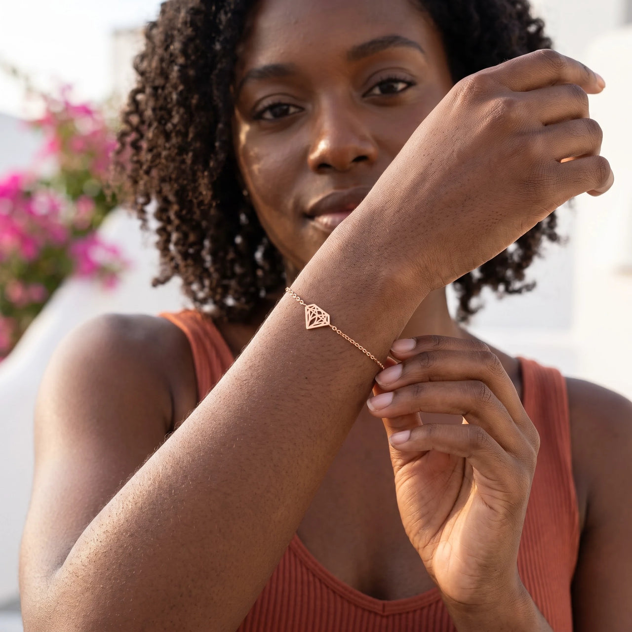 Bracelet fin femme — photo portée, geste du quotidien, or rose | SKU: 11662607-rose-gold